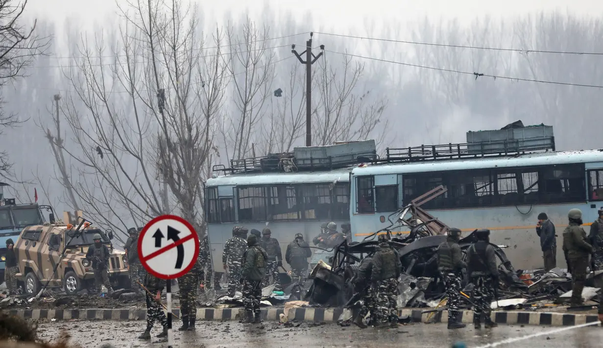 Tentara India memeriksa puing-puing setelah ledakan bom mobil di Lethpora di distrik Pulwama, Kashmir, India (14/2). Sedikitnya 16 tentara India tewas dan 20 orang terluka akibat kejadian tersebut. (AP Photo/Umer Asif)