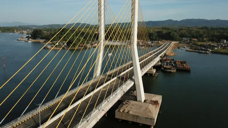 Kementerian PUPR tengah menyelesaikan tahap akhir pembangunan Jembatan Teluk Kendari sepanjang 1,34 km