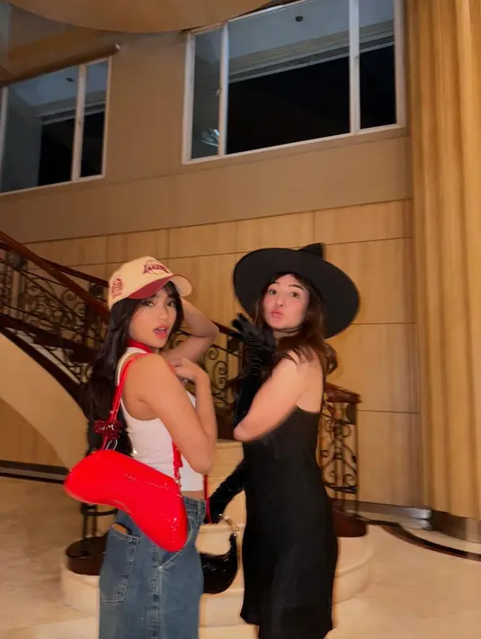 Tahun ini, Fuji tampil beda dengan dua gaya ikonik: old school dan polisi wanita alias polwan. [@fuji_an].