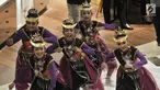 Penari berkostum tradisional menari dalam perhelatan Indonesia Menari 2018 di Grand Indonesia, Jakarta, Minggu (11/11). Gerakan menari bersama yang digelar serentak di 4 kota, yakni Jakarta, Bandung, Solo, dan Semarang. (Merdeka.com/ Iqbal S. Nugroho)