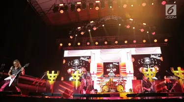 Aksi grup musik Judas Priest saat konser perdana di Indonesia di Allianz Eco Park Ancol, Jakarta Utara (7/12). Kerinduan metalhead Indonesia lesap setelah band heavy metal asal Inggris berdiri gagah di atas panggung megah. (Fimela.com/Bambang E. Ros)