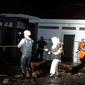 Tim SAR gabungan mengevakuasi warga dan wisatawan yang sempat terjebak banjir bandang di Desa Citengah, Kecamatan Sumedang Selatan, Kabupaten Sumedang, pada Rabu (4/5/2022) malam. (Foto: Dok Basarnas)