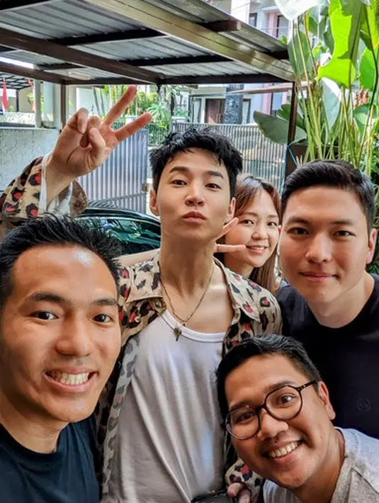 "Tidak ada yang lebih absurd daripada memiliki @henrylau89 di baby shower sahabat saya yang saya adakan di rumah saya," kata Iman Usman. (Foto: Twitter/ imanusman)