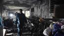 Setidaknya 70 orang berhasil diselamatkan dari gedung tersebut, beberapa di antaranya terluka ketika melompat ke atap di dekatnya. (AP Photo/Hau Dinh)