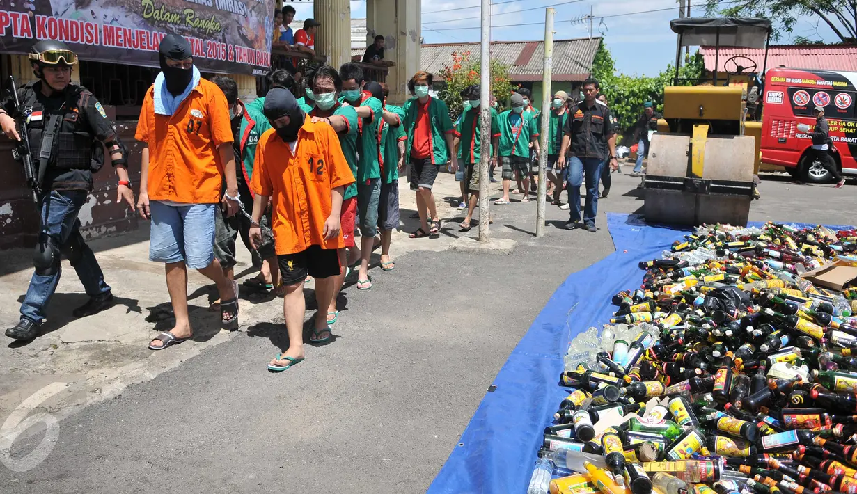 Para tersangka dihadirkan saat pemusnahan barang bukti Narkoba dan miras di Polsek Palmerah, Jakarta, Rabu (23/12). Barang bukti Rp25,9 M itu disita sejak Oktober – Desember 2015 dengan total tersangka 19 orang. (Liputan6.com/Gempur M Surya)