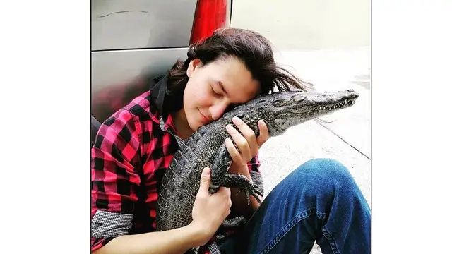 Punya Peliharaan Anti Mainstream, Pria ini Bahkan Tidur Seranjang Dengan Buaya