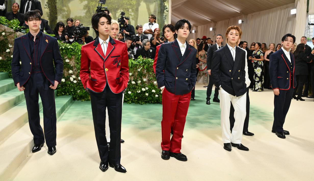 <p>Warna gelap coat berbahan wol tersebut kontras dengan kulit Felix dkk yang putih. (Angela WEISS / AFP)</p>