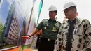 Komandan Paspampres Mayjen TNI Doni Monardo saat melihat rancangan Rusunawa khusus Paspampres yang masih lajang, Jakpus, Kamis (2/10/2014) (Liputan6.com/Johan Tallo)
