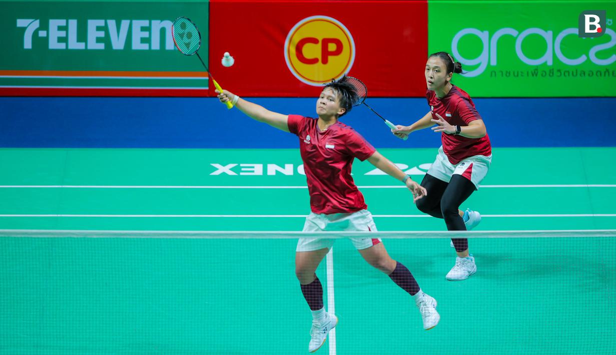 Ganda putri Indonesia, Febriana Dwipuji Kusuma/Meilysa Trias Puspitasari, saat melawan wakil Malaysia, Pearly Tan/Thinaah Muralitharan, dalam laga final yang berlangsung sengit di Gymnasium 4, Thammasat University, Pathum Thani, Minggu (14/12/2025). (Bola.com/Bagaskara Lazuardi)