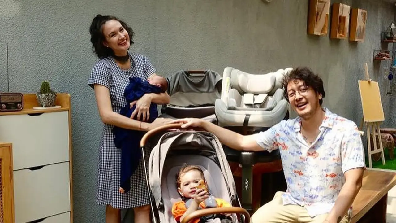 Dimas Anggara dan Nadine Chandrawinata