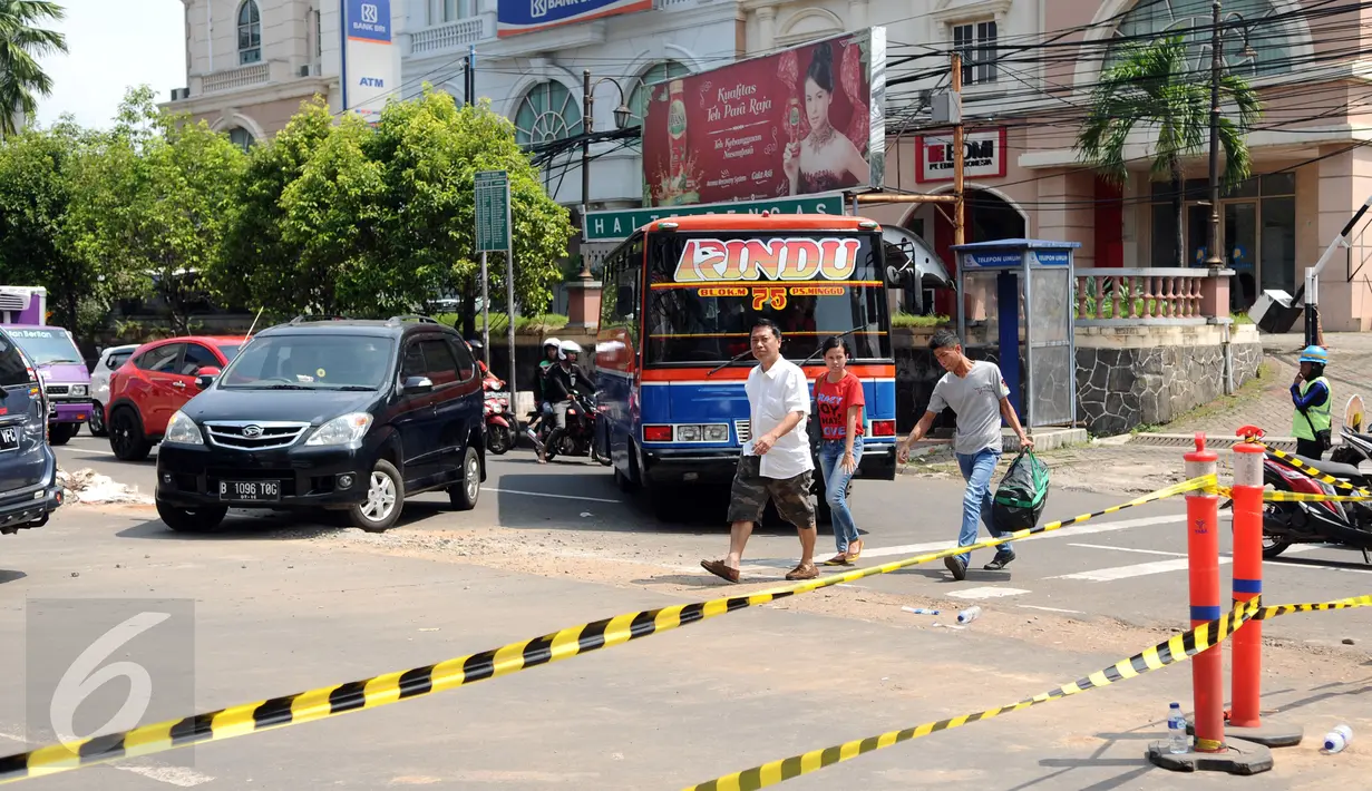 Sejumlah kendaraan dan pejalan kaki terpaksa harus memutar akibat penutupan ruas Jalan Wolter Monginsidi, Jakarta, Jumat (1/1/2016). Penutupan ini terkait robohnya salah satu papan reklame di sisi jalan tersebut. (Liputan6.com/Helmi Fithriansyah)
