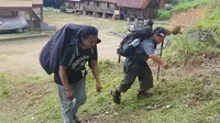 Perjuangan Difabel Makassar Taklukkan Gunung Keramat Toraja