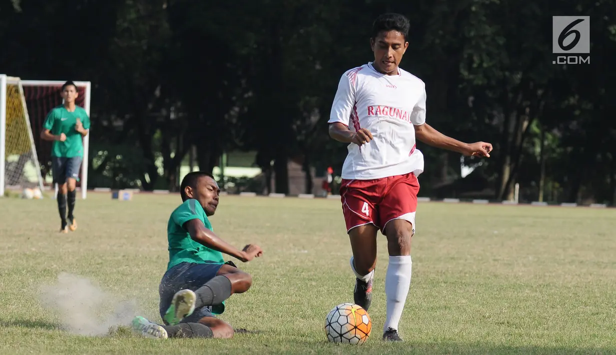 Pemain Timnas Indonesia U-16 mencoba menahan pemain pelajar Asian School U-18 di Lapangan Atang Sutresna, Jakarta, Jumat (25/8). Uji tanding ini persiapan jelang kualifikasi Piala Asia U-16, September mendatang. (Liputan6.com/Helmi Fithriansyah)