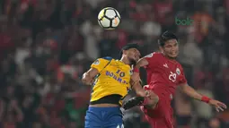 Duel pemain Persija Jakarta, Sandi Sute (kanan) dan pemain Tampines Rovers pada laga Piala AFC 2018 di Stadion Utama GBK, Senayan, Jakarta (28/2/2018). Persija menang 4-1. (Bola.com/Nick Hanoatubun)