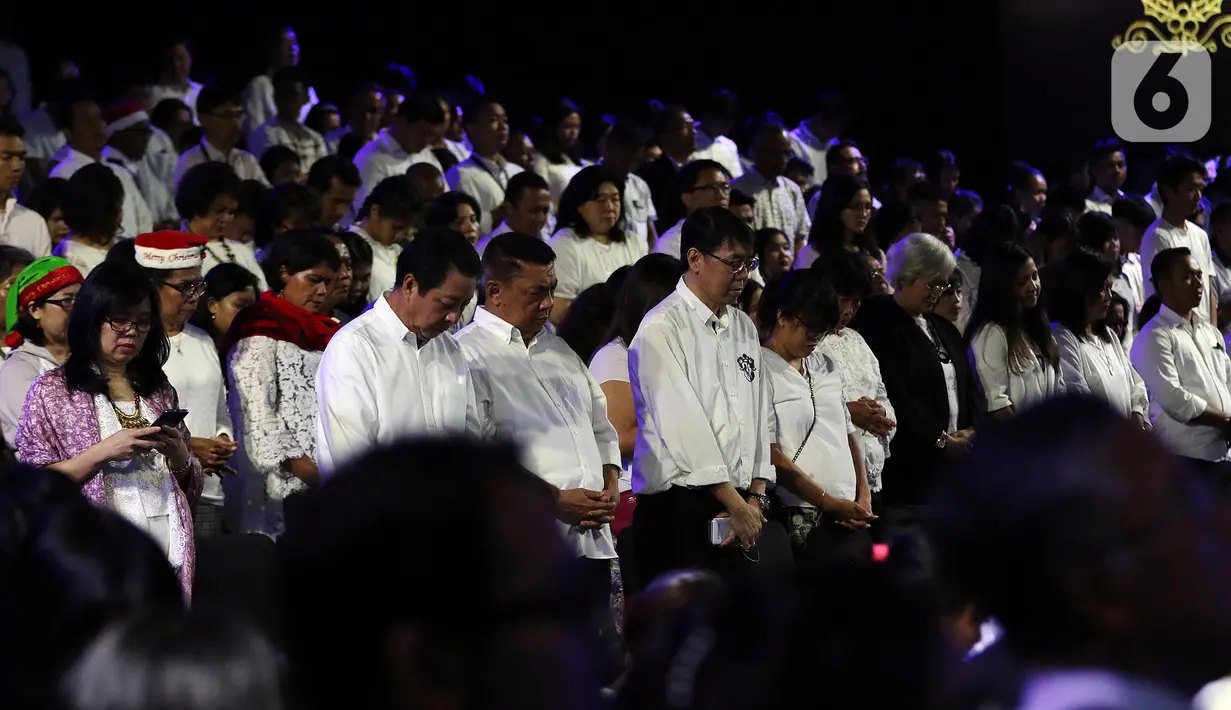Karyawan EMTEK Group beragama Nasrani menghadiri Perayaan Natal Persekutuan Doa SCTB - Emtek Group 2019 di Studio 6 Emtek City, Jakarta, Kamis (19/12/2019). Acara yang juga diisi Agnez Mo Christmas Concert – The Greatest Love ini akan disiarkan pada 24 Desember di SCTV. (Liputan6.com/Johan Tallo)