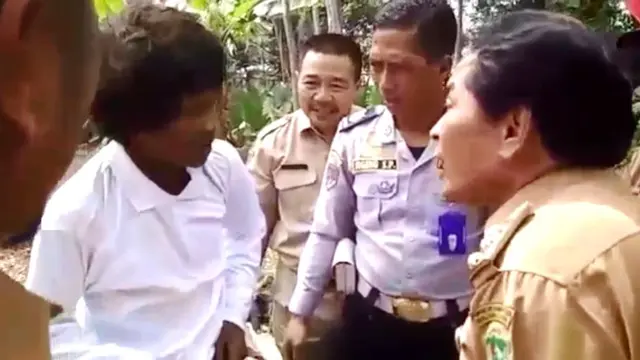 Bupati Banjarnegara, Budhi Sarwono menyuapi makanan, memberi minum, dan memakaikan baju ke orang gangguan jiwa yang ditemukannya di pinggir jalan. (Foto: Liputan6.com/Humas Pemkab BNA/Muhamad Ridlo).
