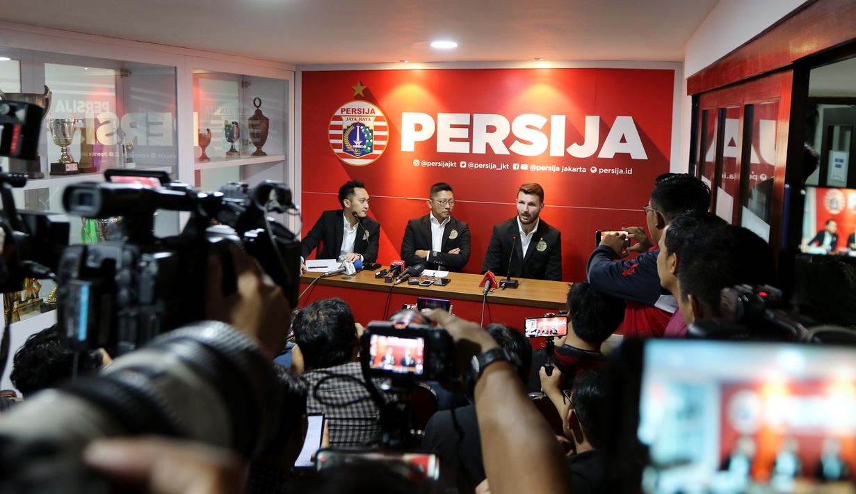 Pemain baru Persija Jakarta, Marco Motta, saat diperkenalkan di Kantor Persija, Kuningan, Jakarta, Senin, (3/2/2020). Mantan pemain Juventus dan AS Roma ini akan menjadi andalan di lini pertahanan Macan Kemayoran musim depan. (Bola.com/M Iqbal Ichsan)
