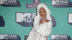 Penyanyi Rita Ora menghadiri MTV Europe Music Awards (MTV EMA) 2017 di The SSE Arena, London, Minggu (12/11). Rita Ora yang menjadi host sekaligus pengisi acara MTV EMA 2017, muncul di karpet merah secara mengejutkan. (Daniel LEAL-OLIVAS/AFP)