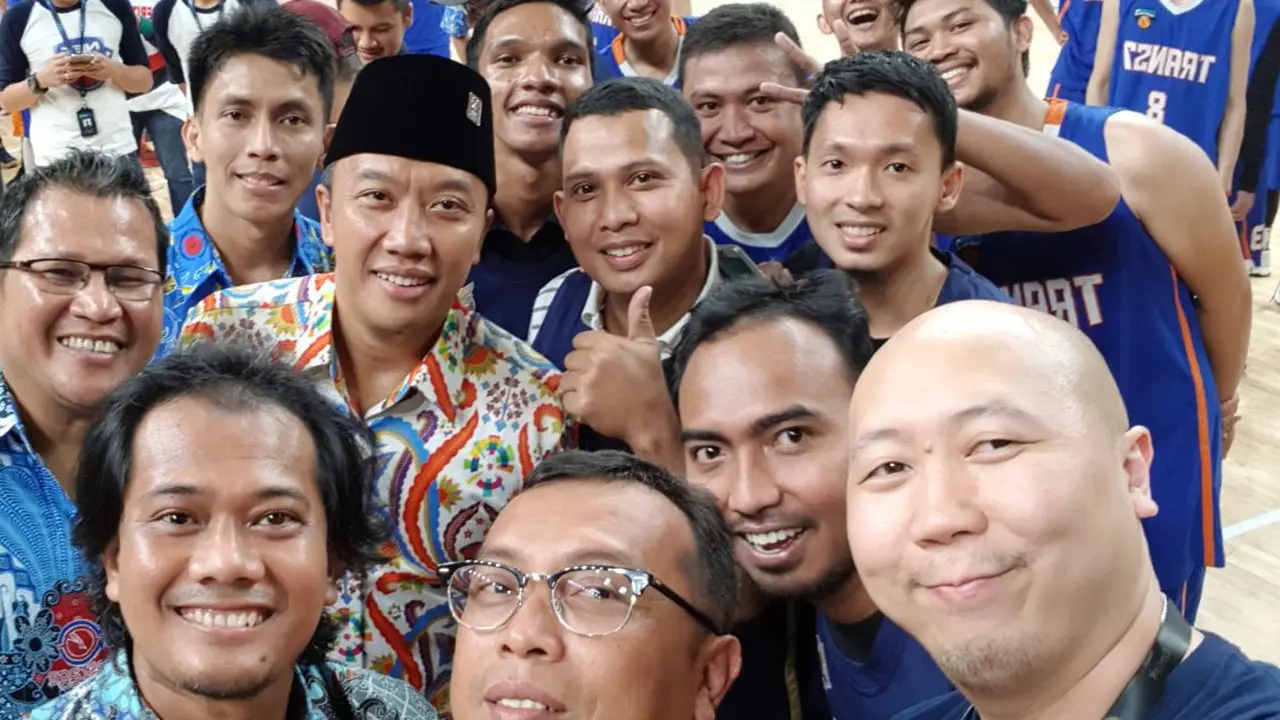 Menpora Berfoto Bersama Tim Basket Emtek