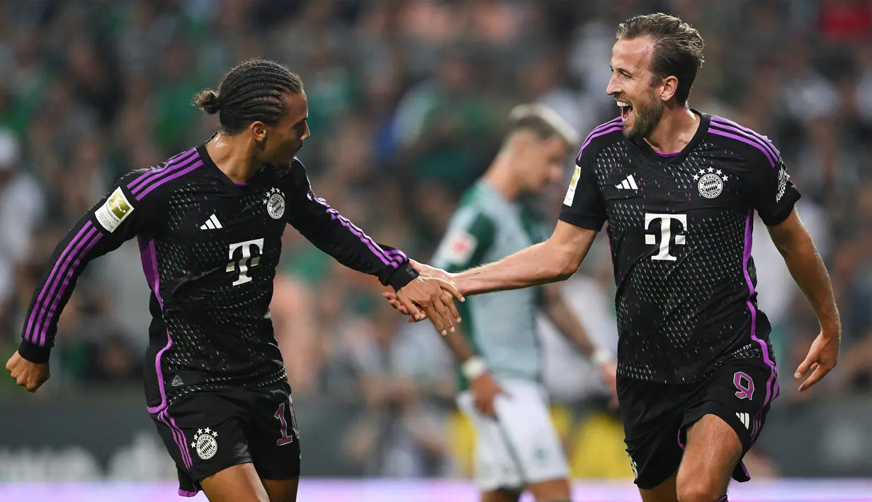 Selebrasi pemain Bayern Munchen, Harry Kane (kanan) dan Leroy Sane, saat melawan Werder Bremen dalam pertandingan perdana Liga Jerman 2023/2024 yang berlangsung di Wohninvest Weserstadion, Jerman, Sabtu (19/8/2023) dini hari WIB. (AFP/Ina Fassbender)
