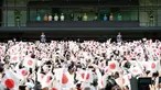 Kaisar Jepang Naruhito dan Permaisuri Masako saat menyapa simpatisan dalam penampilan perdananya ke publik di Istana Kekaisaran di Tokyo, Jepang (4/5/2019). Naruhito resmi menjadi penguasa monarki tertua dunia setelah sang ayah, Kaisar Akihito, resmi turun takhta. (AP Photo/Eugene Hoshiko)