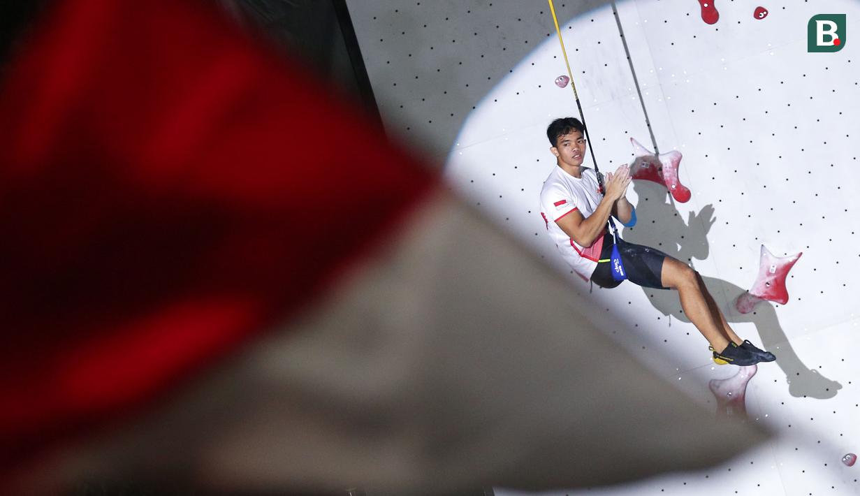 Reaksi atlet panjat tebing Indonesia, Kiromal Katibin merayakan kemenangan pada perebutan juara ketiga nomor speed putra Kejuaraan Dunia Panjat Tebing IFSC 2023 seri Jakarta melawan atlet panjat tebing China, Xinshang Wang di Lot 6, Kompleks Stadion Utama Gelora Bung Karno, Jakarta, Indonesia, Minggu (07/05/2023). (Bola.com/Bagaskara Lazuardi)