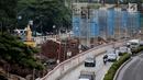 Kendaraan melintas disamping pembangunan proyek kereta ringan LRT di Jalan HR Rasuna Said, Kuningan, Jakarta, Rabu (20/12). Proyek yang saat ini dalam proses pemasangan tiang tersebut ditargetkan selesai Desember 2018. (Liputan6.com/Faizal Fanani)