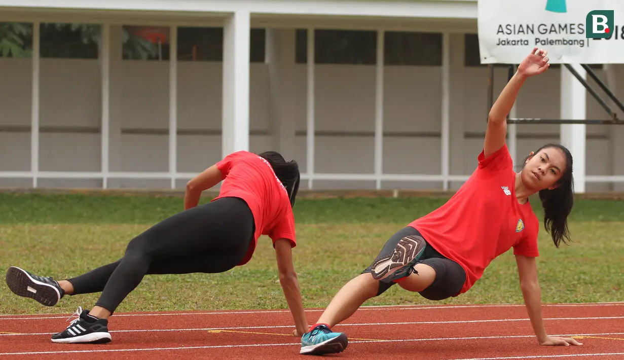 Para atlet atletik melakukan pemanasan saat latihan perdana di Stadion Madya Senayan, Jakarta, Selasa (13/3/2018). Pelatnas Asian Games 2018 PB PASI kembali dipusatkan di Stadion Madya Senayan. (Bola.com/Asprilla Dwi Adha)
