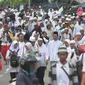 Peserta demo 2 Desember terlihat masih berjalan menuju Monas dari arah Tanah Abang, Jakarta, Jumat (2/12). Tidak hanya kaum pria, tampak kaum perempuan juga turut dalam aksi doa bersama di Monas. (Liputan6.com/Helmi Afandi)