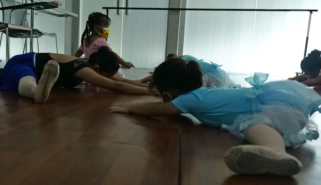Sejumlah murid mengikuti gerakan balet di sanggar on point Ballet School, Jakarta, Jumat (11/06/2021). Sanggar balet tersebut sudah buka kembali normal, dengan kapasita 50 persen, untuk murid yang kurang sehat dan masih belom berani tatap muka, di bukakan online.(Liputan6.com/Herman Zakharia)