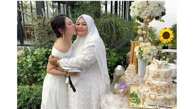Via Vallen Beri Buket Uang untuk Ibunda di Hari Ibu, Ini 6 Potret Kebersamaannya