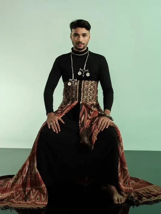 Aktor Refal Hady juga tak ketinggalan memeriahkan gelaran Aku dan Kain milik Oscar Lawalata. Ia tampil menawan memadukan turtleneck top hitam dengan  kain ikat Biboki-Timor dan kain Sumba Timur.  (Foto:Instagram/akudankain).