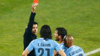 Wasit Sandro Ricci (kiri) memberikan kartu merah ke penyerang Edinson Cavani di perempat final Copa America 2015 di Stadion Nasional di Santiago, Chile, (25/6/2015). Chile melaju ke semifinal usai mengalahkan Uruguay 1-0. (REUTERS/Ricardo Moraes)