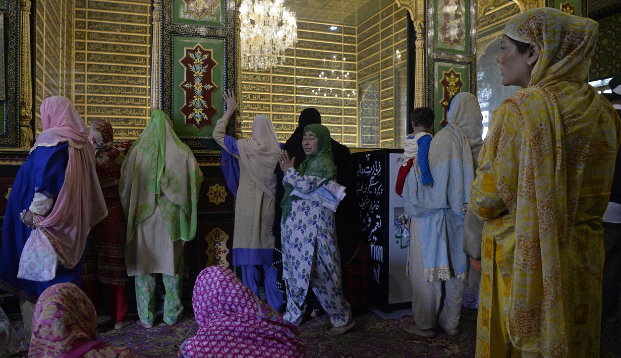 Muslim Kashmir berada di makam Syekh Abdul Qadir Jaelani saat bulan Ramadan di pusat kota Srinagar, Kashmir (24/5). Muslim di Kashmir memanfaatkan waktunya saat bulan suci Ramadan untuk ziarah ke makam Syekh Abdul Qadir Jaelani. (AFP/Tauseef Mustafa)