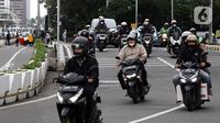 Pengendara motor melintas di Jalan, Jakarta, Kamis (29/12/2022). Asosiasi Industri Sepeda Motor (AISI) mencatatkan total penjualan per November 2022 sebanyak 640.630 unit kendaraan bermotor. Untuk distribusi penjualan tersebut diketahui rinciannya, yakni sebanyak 588.269 unit motor dijual di pasar domestik, dan sebanyak 52.361 unit diekspor. (Liputan6.com/Johan Tallo)