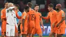 Para pemain Belanda merayakan kemenangan atas Belarusia pada laga Kualifikasi Piala Eropa 2020 di Minsk, Minggu (13/10). Belarusia kalah 1-2 dari Belanda. (AFP/Sergei Gapon)