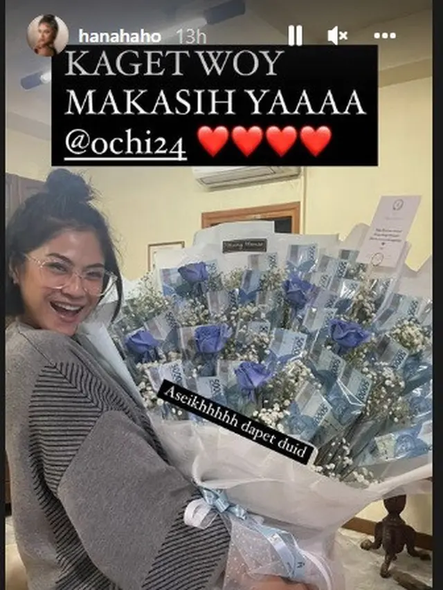 Hana Saraswati mengikuti wisuda daring (Foto: Instagram/@hanahaho)