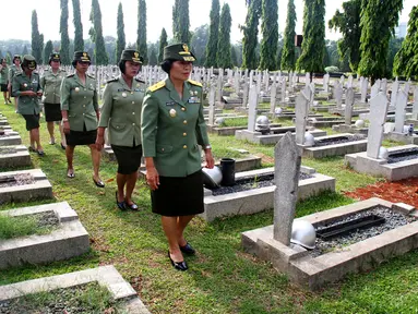 Sebanyak 400 Koprs Wanita Angkatan Darat (Kowad) melaksanakan ziarah di Taman Makam Pahlawan Nasional (TMPN) Kalibata Jakarta, Jumat (19/12/2014). (Dok.Puspen TNI)