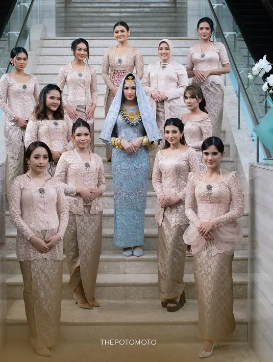 Mereka tampil serasi dalam balutan kebaya dengan nuansa warna senada, setia mendampingi Ochi dalam prosesi sakral pernikahannya. [@thepotomoto].