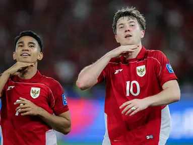 Pemain Timnas Indonesia, Ole Romeny dan Marselino Ferdinan melakukan selebrasi setelah mencetak gol ke gawang Bahrain pada laga kedelapan putaran ketiga Grup C kualifikasi Piala Dunia 2026 di Stadion Utama Gelora Bung Karno, Jakarta, Selasa (25/3/2025) malam WIB. (Bola.com/Bagaskara Lazuardi)
