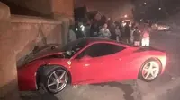 Cekcok dengan Pacar, Pria Galau Rusak Ferrari 458 
