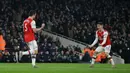 Pemain Arsenal Sokratis Papastathopoulos (kiri) merayakan dengan rekan setimnya Lucas Torreira usai mencetak gol ke gawang Manchester United pada pertandingan lanjutan Liga Inggris di Emirates Stadium, London, Rabu (1/1/2020). Arsenal menang 2-0. (AP Photo/Matt Dunham)