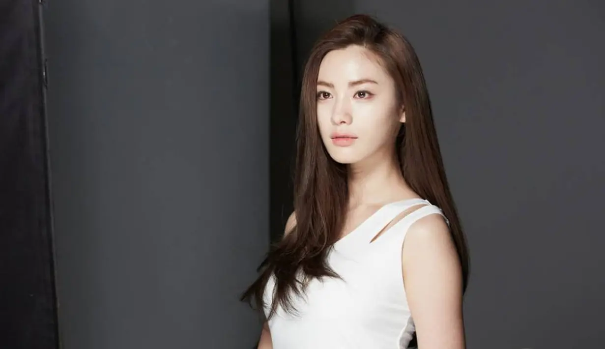 Walaupun punya wajah yang jutek namun Nana After School tetap terlihat imut. (Foto: allkpop.com)