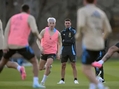 Pelatih Argentina, Lionel Scaloni (tengah) memimpin latihan Timnas Argentina menjelang laga kualifikasi Piala Dunia 2026 zona CONMEBOL melawan Chile di Ezeiza, Buenos Aires, Selasa (03/09/2024). (AFP/Juan Mabromata)