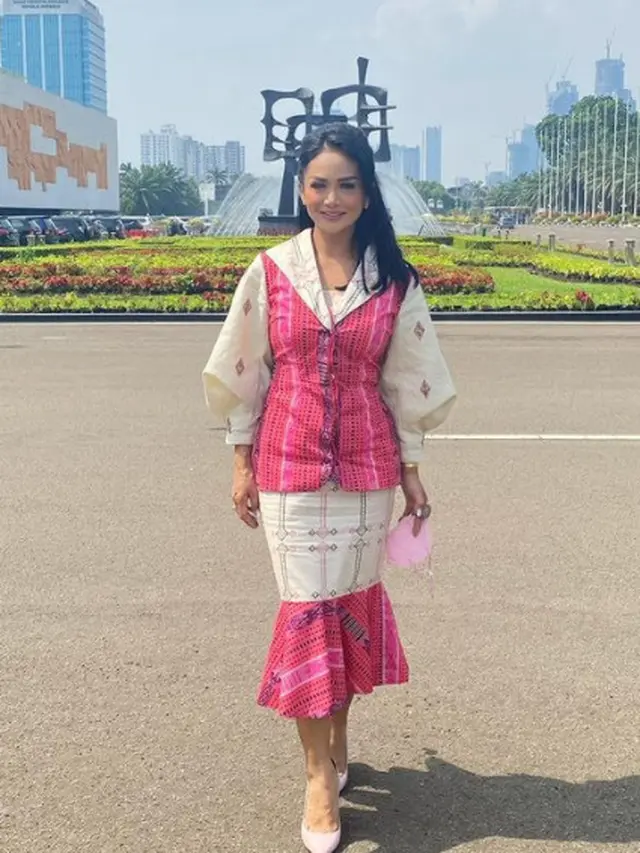 6 Gaya Krisdayanti saat Ngantor di DPR, Curi Perhatian
