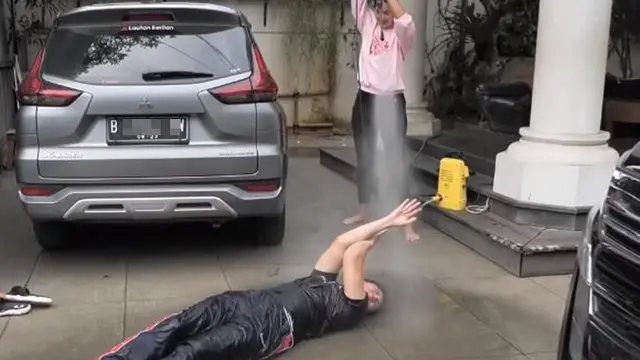 Akibat Keluyuran, Ini 6 Potret Paula Verhoeven Semprot Baim Wong Pakai Disinfektan