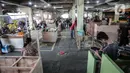 Suasana lapak jualan pedagang terdampak kebakaran di Blok B, Pasar Minggu, Jakarta Selatan, Rabu (21/4/2021). Lapak baru tersebut merupakan upaya relokasi agar puluhan pedagang bisa memulai jualan kembali. (Liputan6.com/Faizal Fanani)