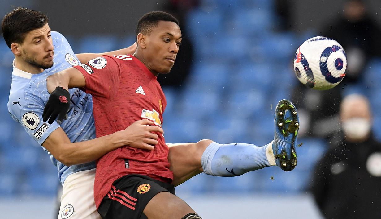 Anthony Martial. Memasuki musim ketujuhnya bersama Manchester United usai didatangkan dari AS Monaco pada 2015/2016, ia telah tampil dalam 265 laga dengan mencetak 79 gol dan 50 assist. Nilai pasarnya pun turun dari 45 juta euro menjadi 35 juta euro atau setara Rp.575 miliar. (AFP/Pool/Peter Powell)