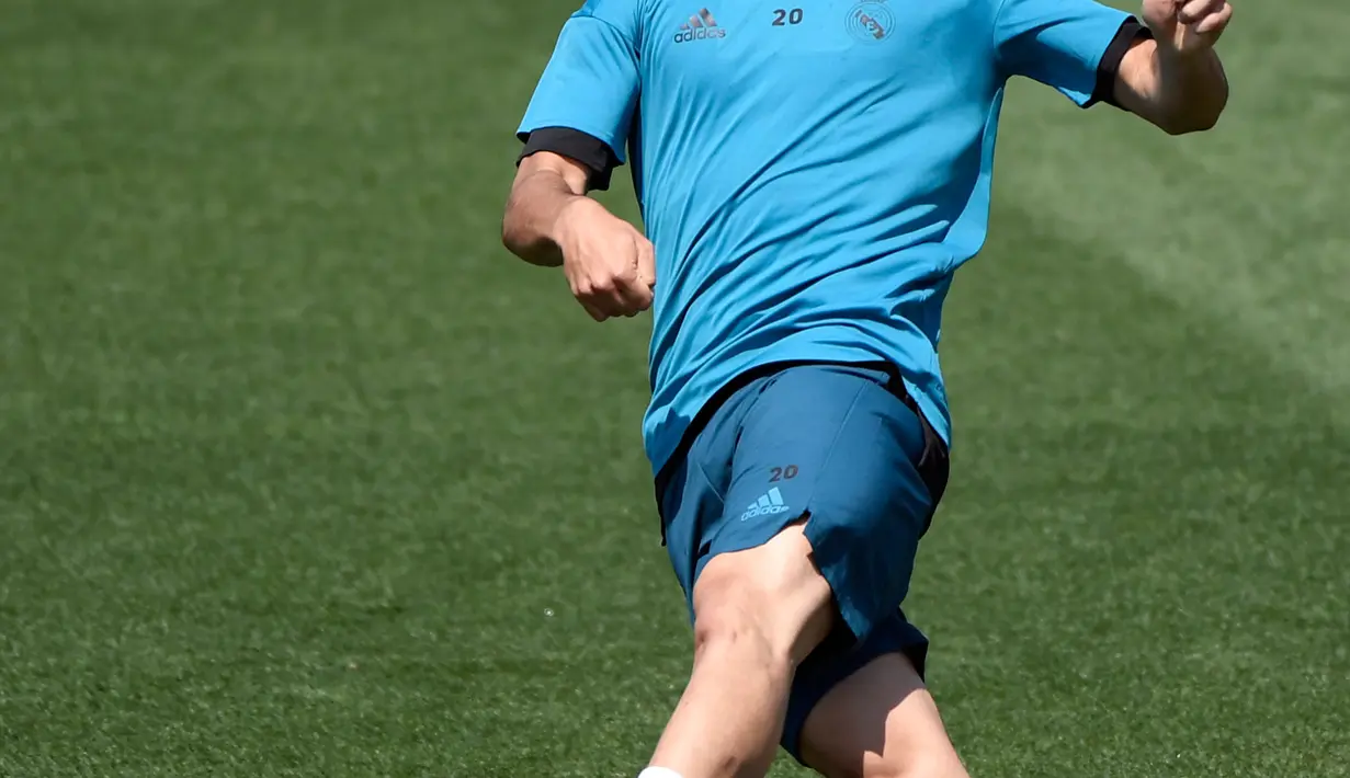 Gelandang Real Madrid, Marco Asensio mengontrol bola saat latihan di Madrid, Spanyol (22/5). Madrid akan melawan Liverpool pada babak final Liga Champions di Stadion NSC Olimpiyskiy di Kiev. (AFP Photo/Gabriel Bouys)