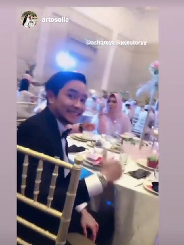 6 Momen Abash Rayakan Ulang Tahun Sang Kekasih, Gayanya Curi Perhatian